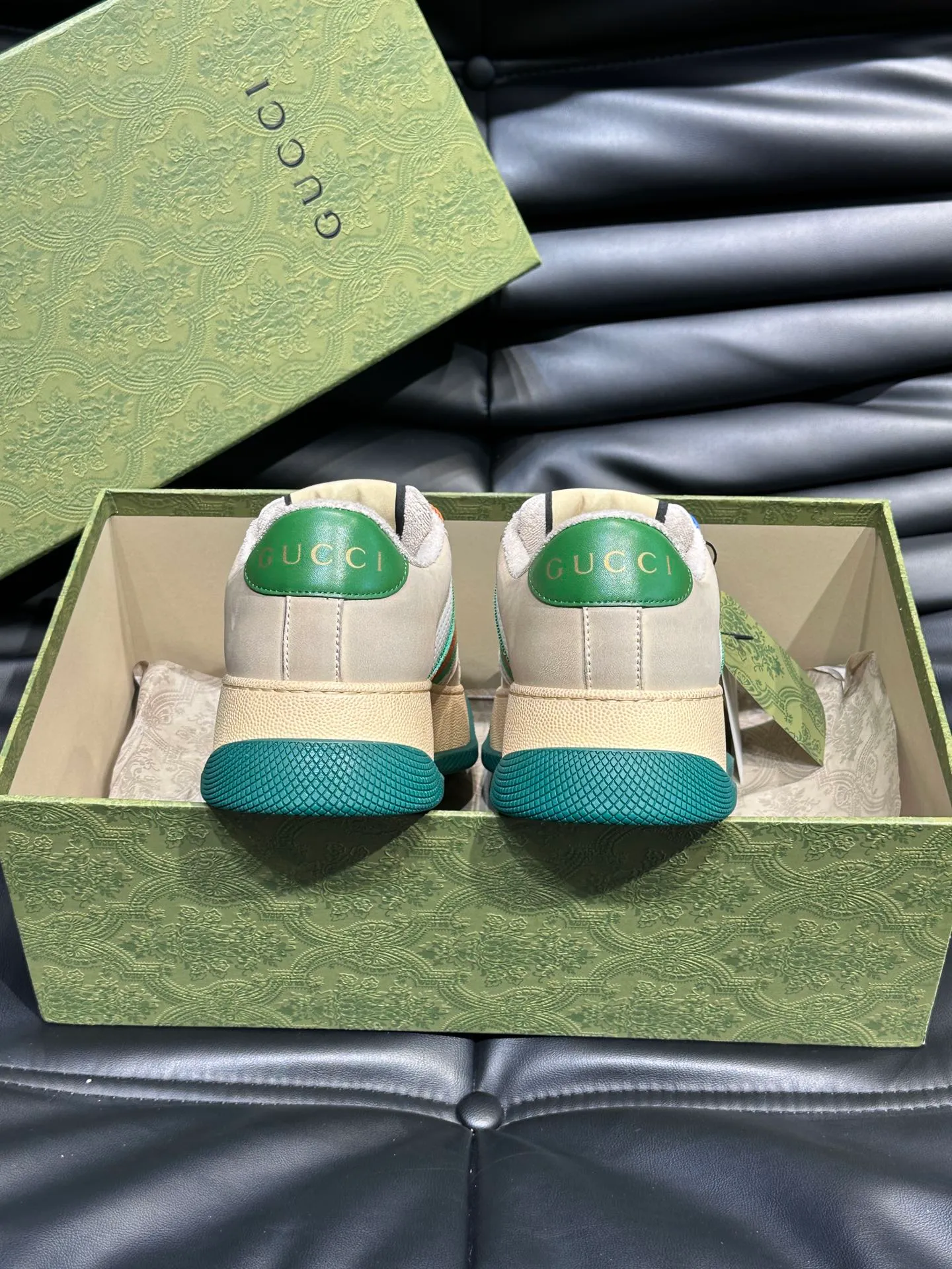 Men's men's shoes 💰p500 "GUCC*" Screener series 👫 Couple style GG thick-soled sneakers, the Screener series is inspired by the classic sneakers of the 1970s, cleverly incorporating the retro Gucci logo, two-color waterproof platform soles, and 5CM thick soles to enhance the aura, conveying the new design concept that a single product should be permanently accompanied by the passage of time, creating a retro distressed effect, decorated with metallic double G oval enamel details! High-quality, versatile classic items, highly recommended. Size female 35-39, male 38-44